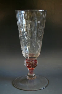 ANTIGUO VIDRIO BOHEMIO DEL SIGLO XVIII CON CUENCO GRABADO Y VÁSTAGO TORCIDO DE COLOR - Imagen 1 de 4