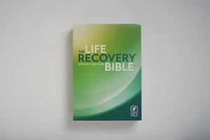 LIFE RECOVERY BIBLE: NLT Addiction Bible Tied to 12 Steps [SOFTCOVER] - Imagen 1 de 8