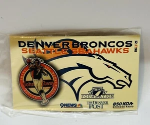 Prendedor John Elway 1998 Denver Broncos KOA vs Seattle Seahawks SGA - Imagen 1 de 2