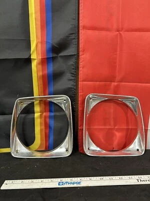 Par de biseles de faros de camioneta Dodge 1972-1976 par de molduras de rejilla D100 D200 OEM Mopar Foto 1 de 4
