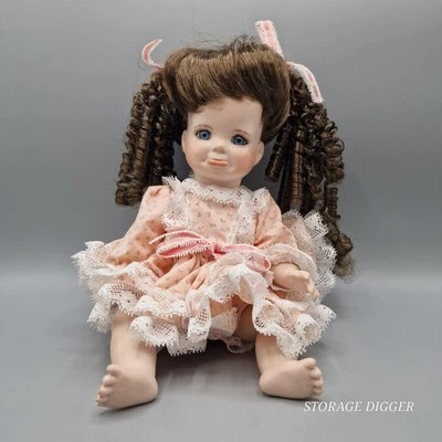 Muñeca de colección de porcelana de cuerpo completo con ojos azules que lloran cabello castaño trenzado 1994 Foto 1 de 4
