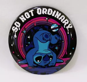 Prendedor de botón Disney STITCH "So Not Ordinary" 3" Pin de seguridad Insignia Botón - Imagen 1 de 1