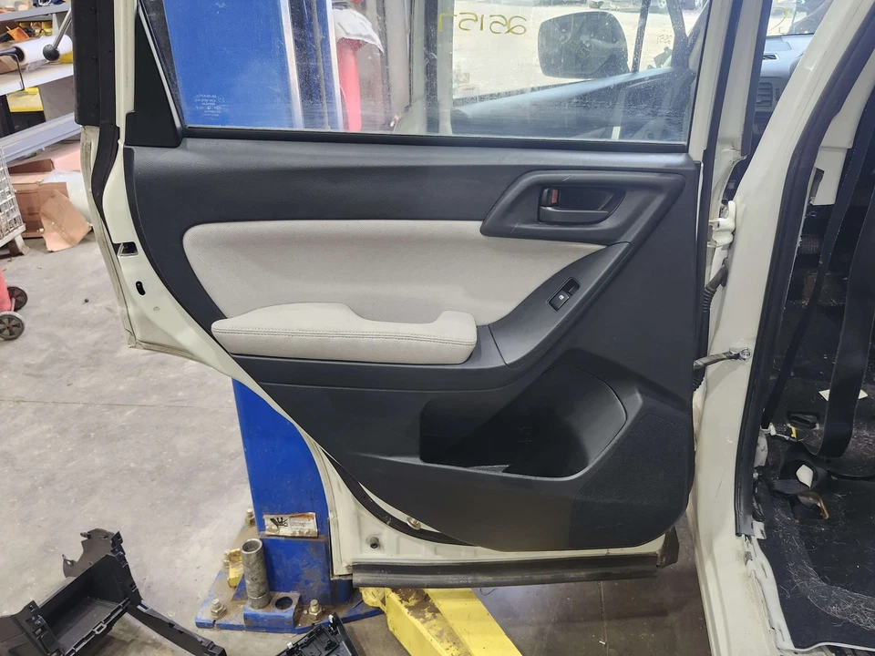 Panel de moldura de puerta trasera Subaru Forester 14-16 lado izquierdo del conductor negro con tela gris Foto 1 de 1