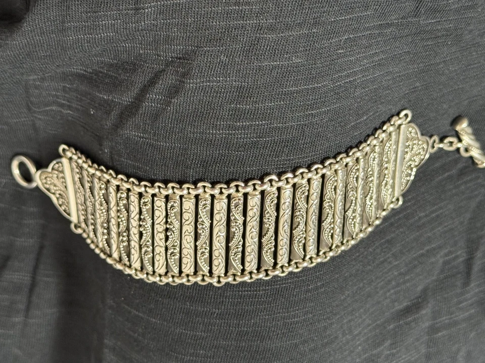 Brazalete de eslabones de desplazamiento granulados de plata de ley 925 Lois Hill con cierre de palanca Foto 1 de 4