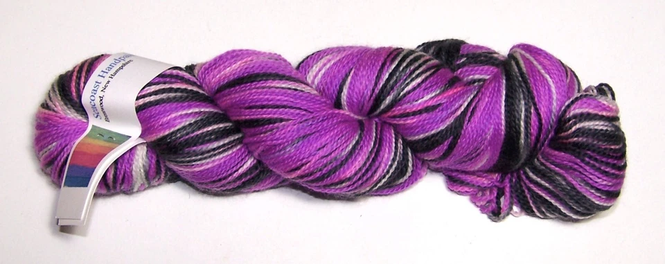 Madeja de 560 yardas Seacoast Handpaints SUPERWASH MERINO CALCETÍN color hilo LUZ NEGRA Foto 1 de 1