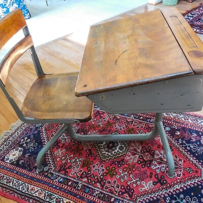 Escritorio escolar Mid-Century para niños jóvenes adultos con silla adjunta - metal y madera Foto 1 de 4