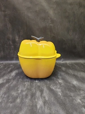 HORNO HOLANDÉS DE HIERRO FUNDIDO LE CREUSET SOLEIL PIMIENTO AMARILLO 2 1/2 QT Foto 1 de 4