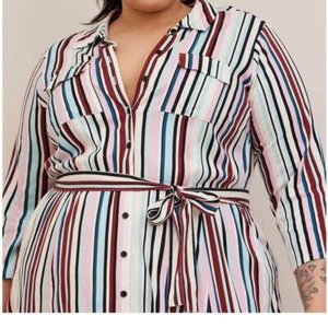 Abito Camicia Midi NUOVO TORRID Taglie Forti 2X Elasticizzato Challis Bottoni Righe Frontali - Foto 1 di 10