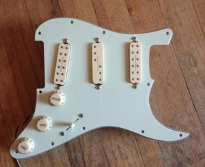 Seymour Duncan Everything Axe vorverdrahtet Stratocaster Schlagbrett neuwertig grün/creme - Bild 1 von 4