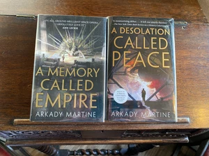 A MEMORY CALLED EMPIRE & DESOLATION CALLED PEACE, Arkady Martine, SIGNED 1st/1st - Foto 1 di 11