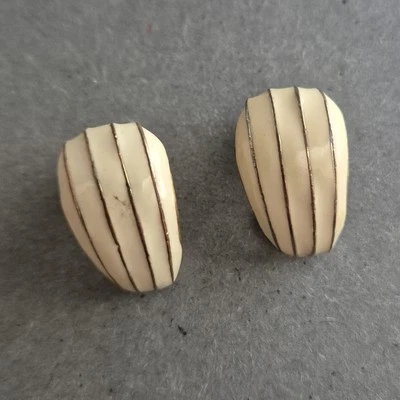 Vintage Ohrclips in Creme – Elegante Streifenoptik der 80er-Jahre - Bild 1 von 4