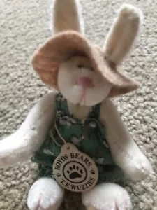VINTAGE BOYDS BEARS GR.F. WUZZIES 2,5 ZOLL GELENKTE MINIATUR GEKLEIDETER HASE - Bild 1 von 2