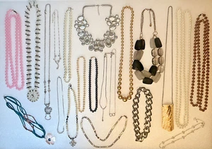 Lote de 21 piezas de collar de bisutería - perlas de imitación, cuentas, estilos llamativos - Imagen 1 de 5