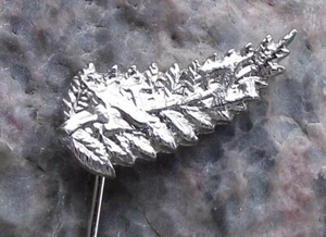 New Zealand Silver Fern Leaf National Motif NZ Souvenier Pin Badge - Picture 1 of 2