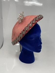 Sombrero de iglesia Bellini vintage para damas con alfiler rojo con cuentas con detalles plateados - Imagen 1 de 7