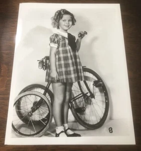 Young SHIRLEY TEMPLE - Fotografía brillante en blanco y negro - 8" x 10" - Imagen 1 de 3