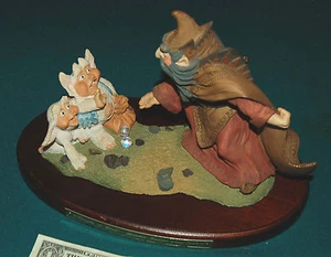 Krystonia "Caught at Last" Statue / Figurine with Wood Base 6 x 10 - Picture 1 of 9