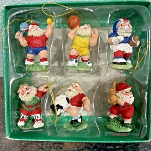 Set 6 Sport Santa Harz Ornamente Basketball Fußball Baseball Football Weihnachten 1,5 Zoll - Bild 1 von 4