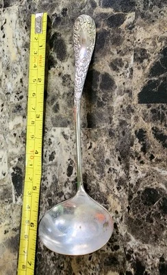 ANTIGUO C1898! CUCHARÓN DE CREMA Y SALSA PLATEADO PATRÓN RAYMOND 🤍🤎 Foto 1 de 4