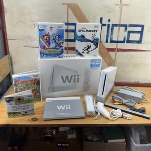 Nintendo Wii Spielsystem Konsole Bundle mit 4 Spielen Mario Sonic Donkey Kong - Bild 1 von 18