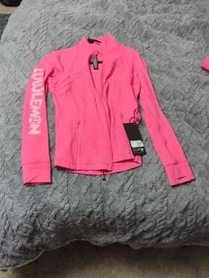 Chaqueta Lululemon Disney Define Nulu Brillo Labial Rosa Mickey Mouse Exclusiva 10 Nueva Con Etiquetas Foto 1 de 4