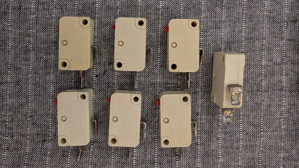 7 Mikrotaster Microswitch Competition Joystick Ersatzteil Schalter Atari - Bild 1 von 1