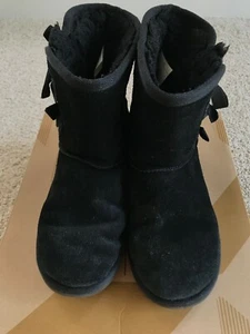 Bota Corta Negra UGG Koolaburra Niñas K Victoria 1019372 Talla 4 en muy buen estado - Imagen 1 de 7