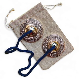 Platillos de campana de meditación tibetanos artesanales Tingsha bronce grabado floral. - Imagen 1 de 7