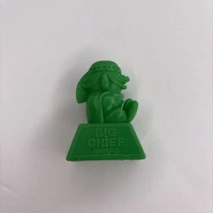 Vintage Post Müsli Premium Gewinnspiel BIG CHIEF AWARD Spielzeug Preis grün Kunststoff - Bild 1 von 10