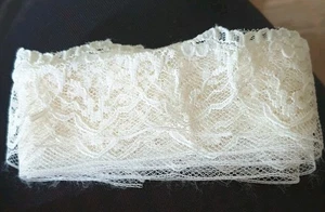 Vintage Cream Scalloped Edge Lace Trim - Picture 1 of 2