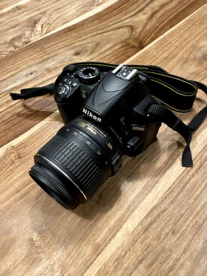 Nikon D3100 Kamera DSLR mit Objektiv Nikon DX VR 18-55mm AF-S externer Blitz DPZ - Bild 1 von 4