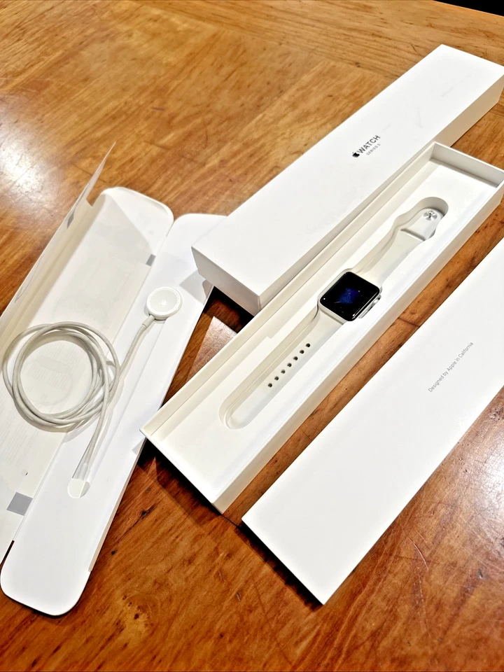 Apple Watch Serie 3 GPS 42mm Estuche de Aluminio Plateado Banda Deportiva Blanca - MTF22LL/A Foto 1 de 4