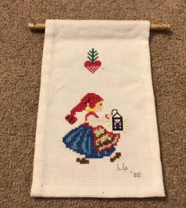 "Chica de Navidad 1980 hecha a mano punto de cruz con linterna y corazón 8"" X 5" - Imagen 1 de 2