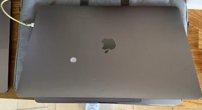 Apple MacBook Pro 2017 15 Zoll Touchbar i7 Quad Core /16GB Ram/ 256GB SSD - Bild 1 von 4