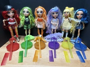 Rainbow High Serie 1 Rubí Amapola Soleado Jade Skyler Violeta Lote de 6 Muñecas con Accesorio - Imagen 1 de 8