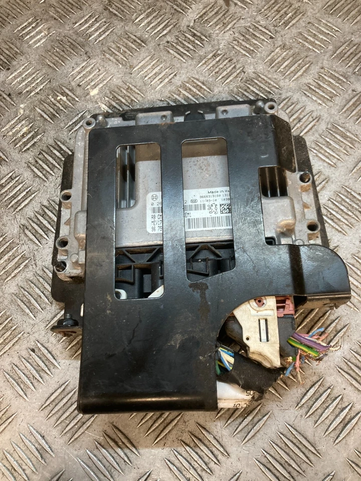 PEUGEOT 207 2011 1.4 EP3c Engine ECU 0261s06472 - Image 1 of 2