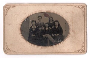 Famiglia epoca guerra civile, padre madre e 3 figlie adolescenti, foto tinta unita anni 1860-1870 - Foto 1 di 2