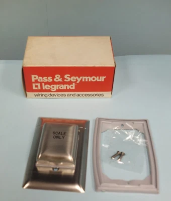 PASS & SEYMOUR - WP7 - 1 GANG, SINGLE OUTLET, VERTICAL WEATHERPROOF PLATE W/LID - Image 1 of 4