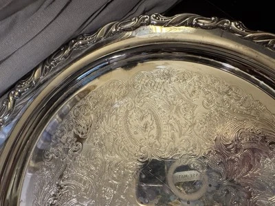 Plato plateado con picaduras leves, usado Foto 1 de 4