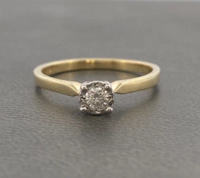 Anillo solitario de diamantes de 0,10 quilates de oro amarillo de 9 quilates talla L con sello Foto 1 de 4