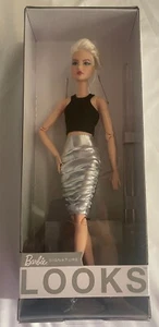 Brandneu in Originalverpackung Barbie Signature Looks #8 Modepuppe (HCB78) platinblond Pixie-Schnitt - Bild 1 von 3