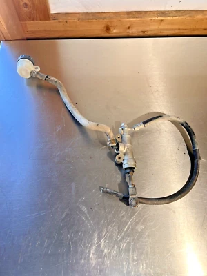 Главный цилиндр и резервуар заднего тормоза 1990-1996 Suzuki DR350SE DR 350SE - Изображение 1 из 4