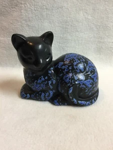 Estatuilla vintage de gatito negro con coloración de mosaico azul en el cuerpo - Imagen 1 de 7