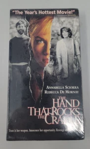 THE HAND THAT ROCKS THE CRADLE VHS BRAND NEW AND SEALED  w/ Proof of Purchase - Imagen 1 de 7