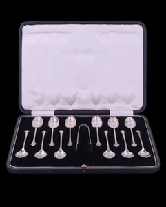 A Solid Silver set of twelve silver teaspoons and sugar tongs, Sheffield 1926 - Picture 1 of 5