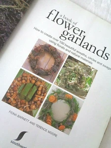 A Book Of Flower Garlands by Barnett Moore  - Book - Pictorial Soft Cover - Imagen 1 de 7