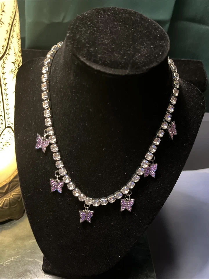 Collar de pedrería de tenis con elegancia de diseñador de mariposas  Foto 1 de 4