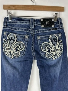 Jeans stivali firmati Miss Me Lowrise taglia 26 Fleur de Lis tasche Bling - Foto 1 di 6