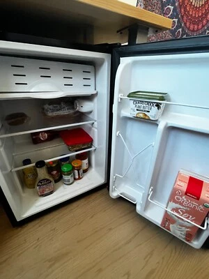 Mini nevera Hotpoint 2,7 cu con compartimento congelador - Recogida en Nueva York Foto 1 de 4