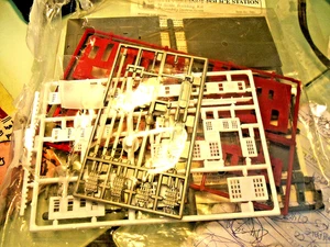 N-scale 5th Precinct POLICE STATION by Life-Like - Picture 1 of 4